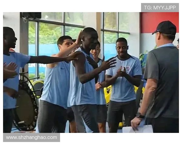 蒋圣龙阿苏埃随队合练阿马杜缺席申花赛前最后备战